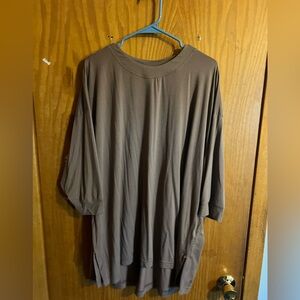 Cropped long sleeve Athleta shirt.